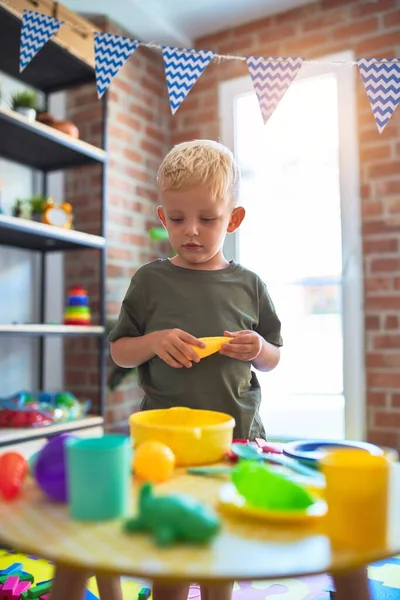 Jovem Caucasiano Brincando Jardim Infância Com Cozinha Brinquedos Pré Escolar — Fotografia de Stock