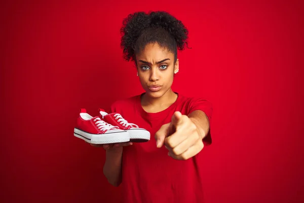 Νεαρή Αφροαμερικάνα Που Κρατά Αθλητικά Παπούτσια Μόδας Πάνω Από Απομονωμένο — Φωτογραφία Αρχείου