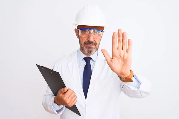 Starszy Inżynier Człowiek Noszący Okulary Kasku Trzymając Schowek Odizolowanym Białym — Zdjęcie stockowe