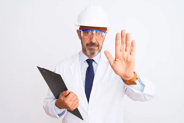 Engenheiro Sênior Homem Usando Óculos Capacete Segurando Prancheta Sobre Fundo — Fotografia de Stock