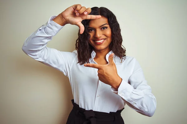 Hermosa Transexual Transexual Elegante Empresaria Sobre Fondo Blanco Aislado Sonriendo — Foto de Stock