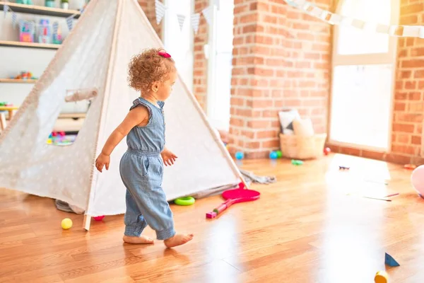 아름다운 아기가 방에서 장난감을 가지고 있습니다 유치원에서 텐트와 행복하고 장난기있는 — 스톡 사진
