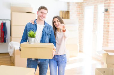 Güzel genç çift aşık ve yeni h tuşları gösteren sarılmak