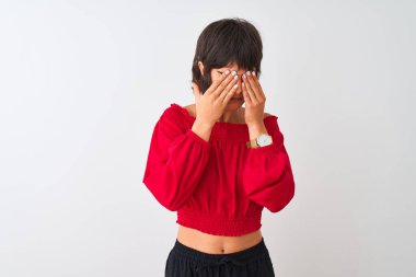 Kırmızı yaz tişörtü giyen genç ve güzel bir kadın izole edilmiş beyaz arka plan üzerinde duruyor yorgunluk ve baş ağrısı için gözlerini ovuşturuyor, uykulu ve yorgun bir ifade takınıyor. Görüş sorunu