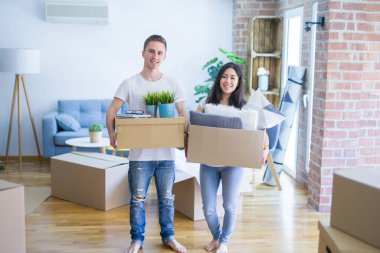 Genç çift eve taşınıyor.