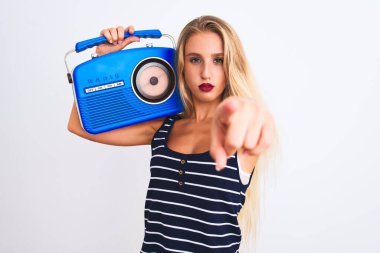 Güzel bir kadın, izole edilmiş beyaz arka planda durup kamerayı işaret ediyor ve sen, el işareti, ön taraftan pozitif ve kendinden emin bir jest yapıyorsun.