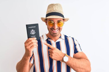 Yaz şapkası takan ve arka planda Usa pasaportu tutan genç turist. El ve parmağıyla işaret ederek çok mutlu.