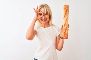 Orta yaşlı fırıncı kadın, izole edilmiş beyaz arka planda duran, gülümseyen bir yüzü olan, el pençe divan duran, el pençe divan duran bir kadın.