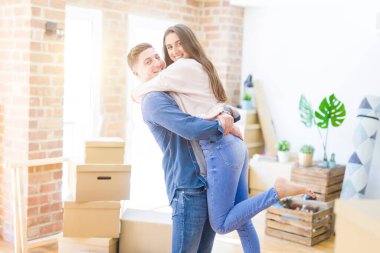 Aşık güzel genç çift sarılma, çok mutlu bir n hareket