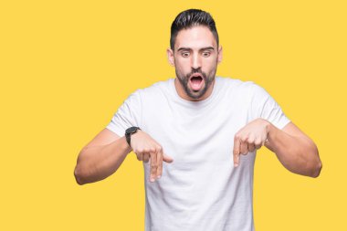 Sarıya boyanmış beyaz tişörtlü yakışıklı bir adam. İlan veren parmaklarıyla işaret ediyor. Şaşırmış bir yüz ve açık bir ağız.