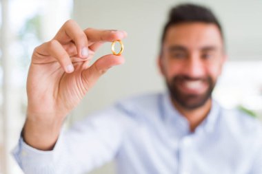 Yakışıklı adam gülümseyen ve alyans ittifak yüzük gösteren