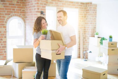 Orta yaş Senior çift yeni bir eve hareket, karton boks tutuyordum mutlu aşık Apartmant ile
