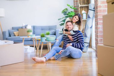 Mutlu çift yeni daireye taşınıyor. 