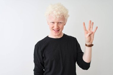 Siyah tişörtlü genç albino adam izole edilmiş beyaz arka plan üzerinde duruyor ve parmaklarını dört numarayı gösterirken kendinden emin ve mutlu bir şekilde gülümsüyor..