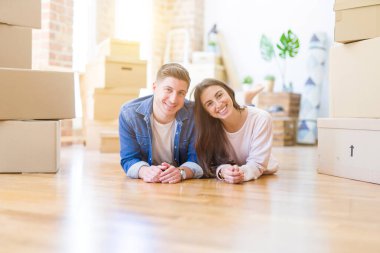 Genç güzel çift cardbo etrafında yerde yatan rahatlatıcı