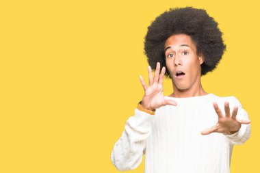 Kış kazak korkuyor ve dehşet korku ifade dur hareketi el ile ile ile afro saçlı genç Afro-Amerikan adam şokta bağırarak. Panik kavramı.