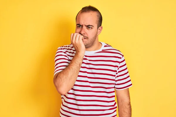 Ein Junger Mann Lässig Gestreiftem Shirt Steht Vor Isoliertem Gelben — Stockfoto