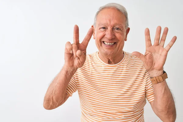 Senior Grijs Harige Man Draagt Gestreept Shirt Staan Geïsoleerde Witte — Stockfoto