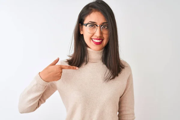 Chinese Vrouw Dragen Coltrui Bril Geïsoleerde Witte Achtergrond Met Verrassing — Stockfoto