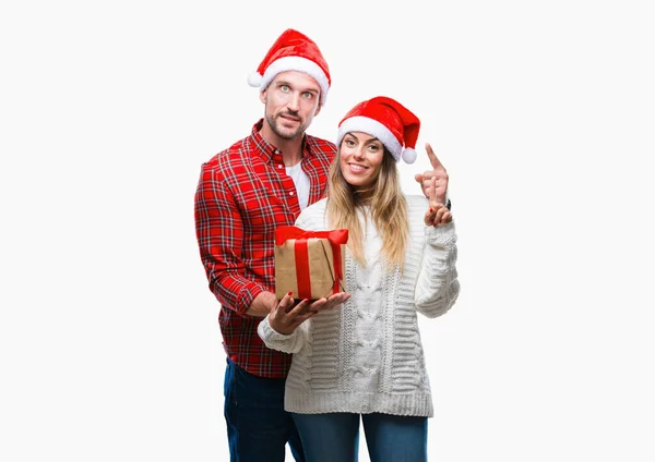 Casal Jovem Apaixonado Vestindo Chapéu Natal Segurando Presente Sobre Fundo — Fotografia de Stock