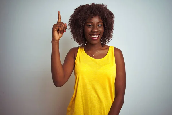 Mujer Afro Africana Joven Con Camiseta Amarilla Sobre Fondo Blanco — Foto de Stock