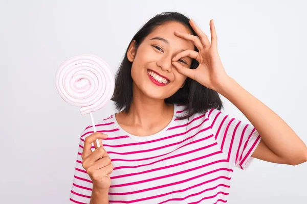 Genç Güzel Çinli Bir Kadın Lolipop Yiyor Zole Edilmiş Beyaz — Stok fotoğraf