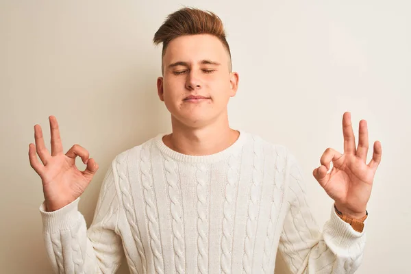 Jovem Homem Bonito Vestindo Camisola Inverno Sobre Fundo Branco Isolado — Fotografia de Stock