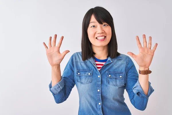 Junge Schöne Chinesin Trägt Jeanshemd Über Isoliertem Weißem Hintergrund Und — Stockfoto