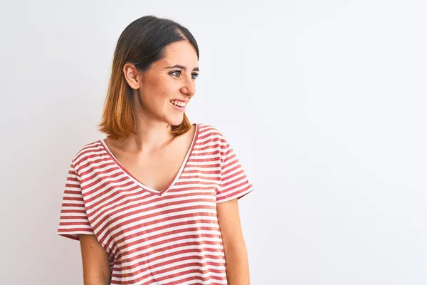 Mulher Ruiva Bonita Vestindo Casual Listrado Camiseta Vermelha Sobre Fundo — Fotografia de Stock