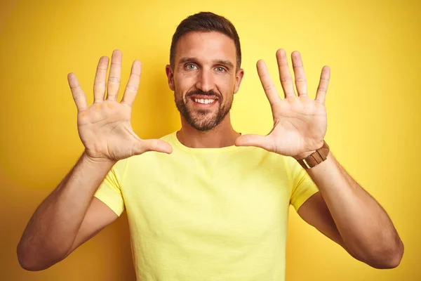 Joven Hombre Guapo Usando Casual Amarillo Camiseta Sobre Amarillo Aislado — Foto de Stock