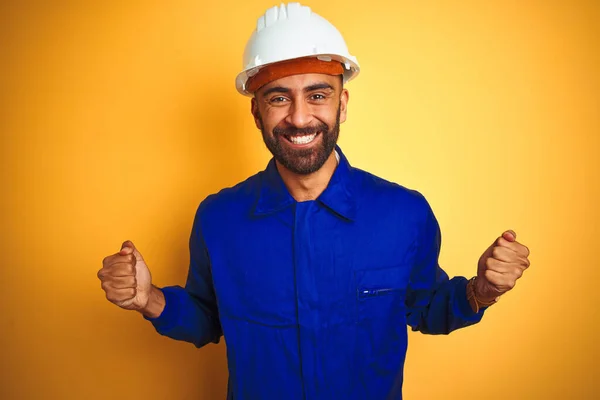 Knappe Indiase Arbeider Uniform Helm Geïsoleerde Gele Achtergrond Vieren Verrast — Stockfoto
