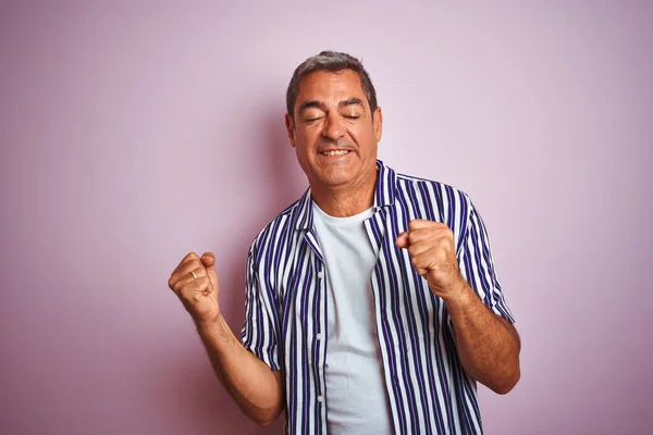 Hombre Guapo Mediana Edad Con Camisa Rayas Pie Sobre Fondo —  Fotos de Stock