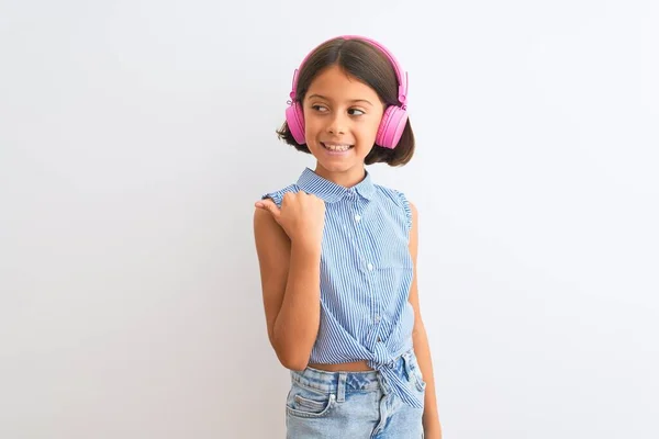 Hermosa Niña Escuchando Música Usando Auriculares Sobre Fondo Blanco Aislado —  Fotos de Stock