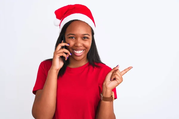 Jeune Femme Afro Américaine Portant Chapeau Noël Parlant Sur Smartphone — Photo