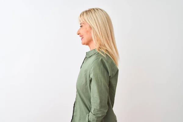 中年妇女穿着绿色休闲装 站在孤独的白色背景上观望 带着自信的微笑放松自己的姿态 — 图库照片
