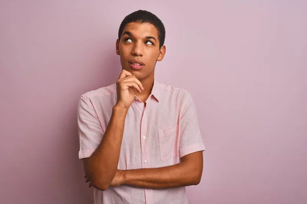 Homem Árabe Bonito Jovem Vestindo Camisa Casual Sobre Fundo Rosa — Fotografia de Stock