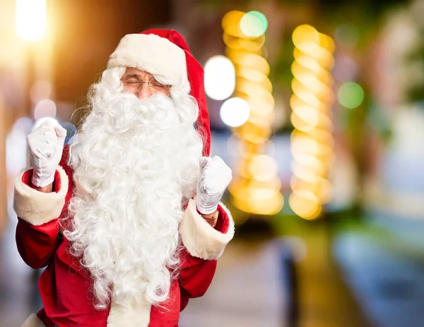 Ein Gutaussehender Mann Mittleren Alters Weihnachtsmann Kostüm Und Bart Steht — Stockfoto