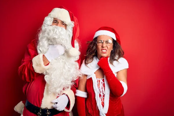 Paar Mittleren Alters Das Weihnachtsmannkostüm Und Brille Über Isoliertem Rotem — Stockfoto