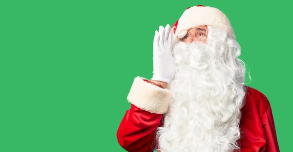 中年英俊男子身穿圣诞老人服装 蓄着胡子 站在那里大喊大叫 两手空空地喊着 传播概念 — 图库照片