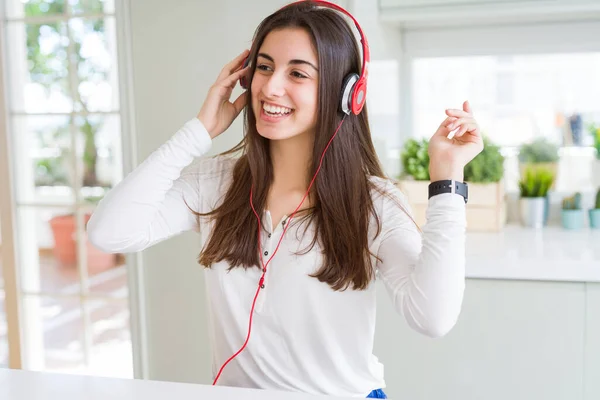 Hermosa Joven Con Auriculares Escuchando Música Disfrutando Bailando Feliz — Foto de Stock