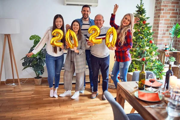 Bella Famiglia Sorridente Felice Fiducioso Piedi Posa Con Albero Che — Foto Stock