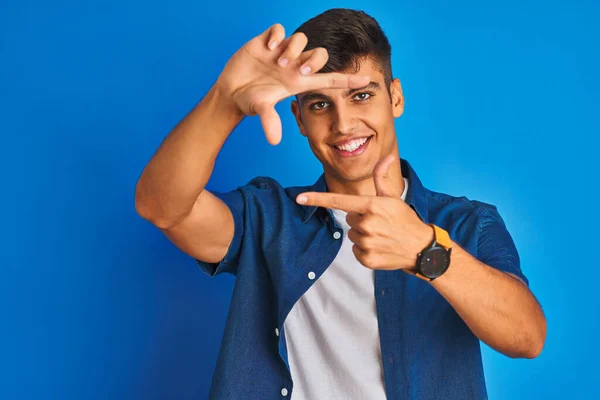 Ung Indian Man Bär Skjorta Stående Över Isolerad Blå Bakgrund — Stockfoto