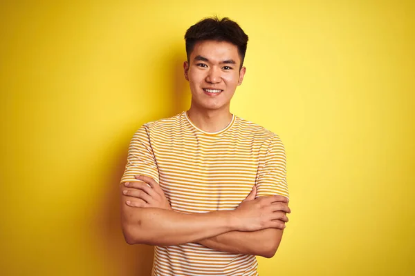 Mladý Asijský Číňan Tričku Stojící Nad Osamělým Žlutým Pozadím Šťastný — Stock fotografie