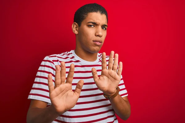Ung Stilig Arabisk Man Klädd Randig Shirt Över Isolerad Röd — Stockfoto