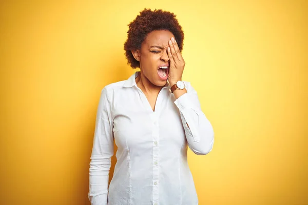 African American Business Woman Isolated Yellow Background Yawning Tired Covering — Stock Photo, Image