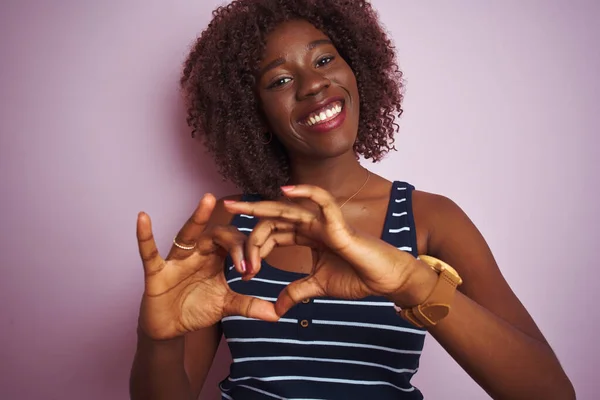 Mujer Afro Africana Joven Con Camiseta Rayas Pie Sobre Fondo — Foto de Stock