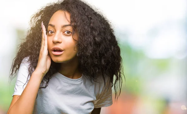 Jeune Belle Fille Aux Cheveux Bouclés Portant Casual Blanc Shirt — Photo