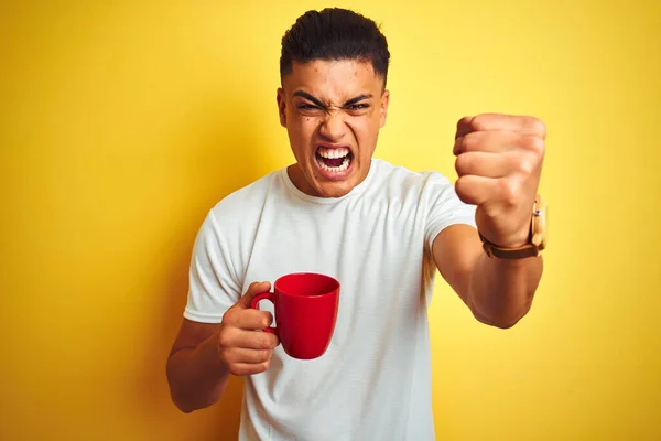 Giovane Brasiliano Bere Tazza Caffè Piedi Sopra Isolato Sfondo Giallo — Foto Stock