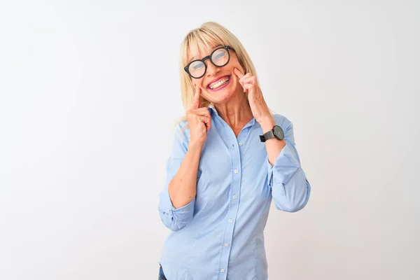 Geschäftsfrau Mittleren Alters Trägt Elegantes Hemd Und Brille Über Isoliertem — Stockfoto