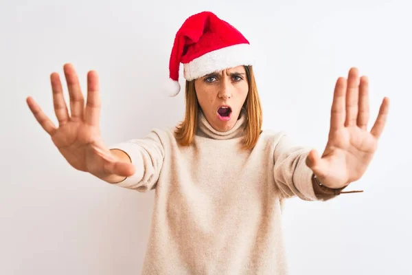 Mulher Ruiva Bonita Usando Chapéu Natal Sobre Fundo Isolado Fazendo — Fotografia de Stock